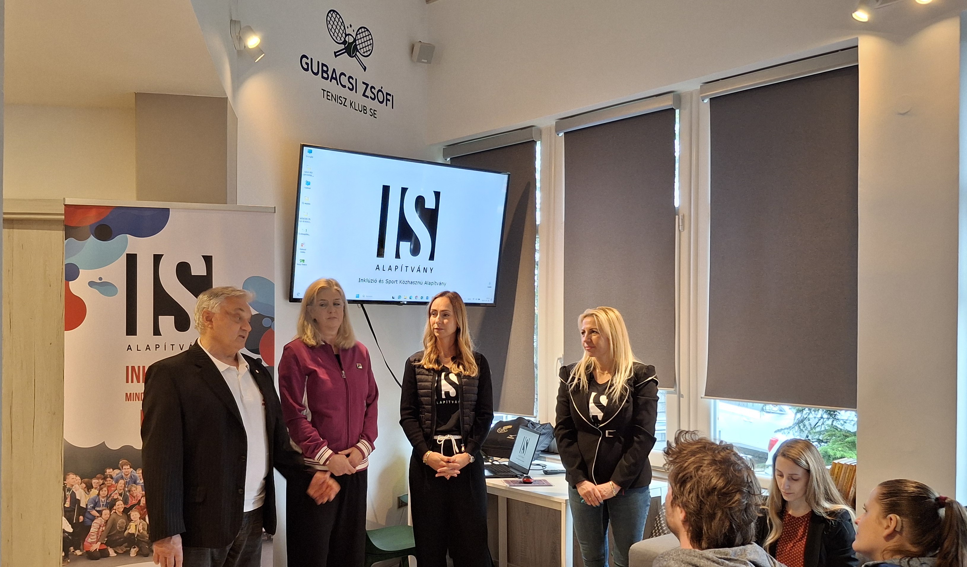Lengyel Lajos, az MSOSZ elnöke, Schmitt Petra, az MTSZ főtitkára, Gubacsi Zsófia házigazda és Orbán-Sebestyén Katalin főszervező köszönti az edzőképzés résztvevőit