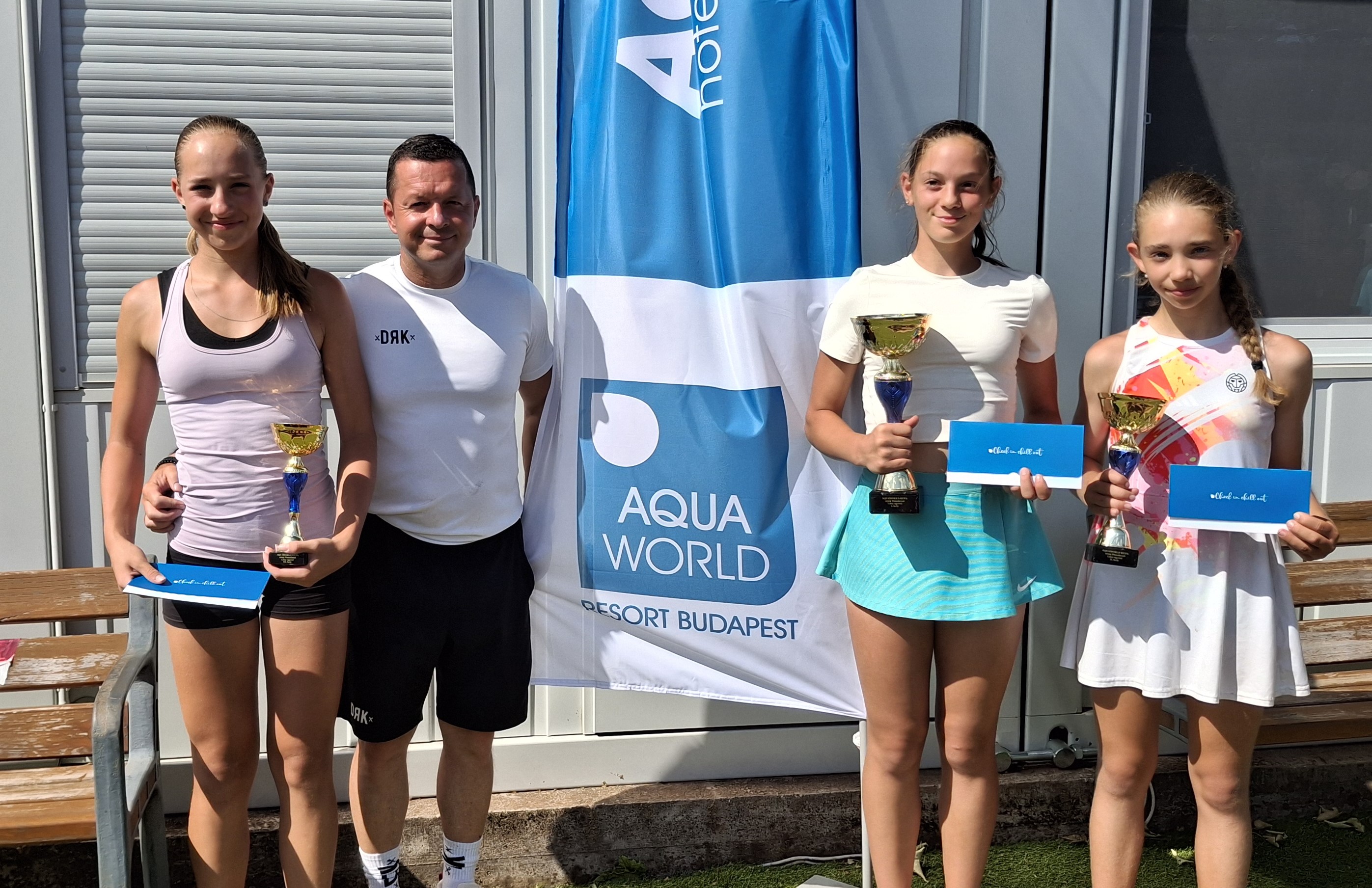 Szabó Vivien, Bogyó Tamás versenyigazgató, Vecseri Bianka és Szimandel Laura a díjátadót követően