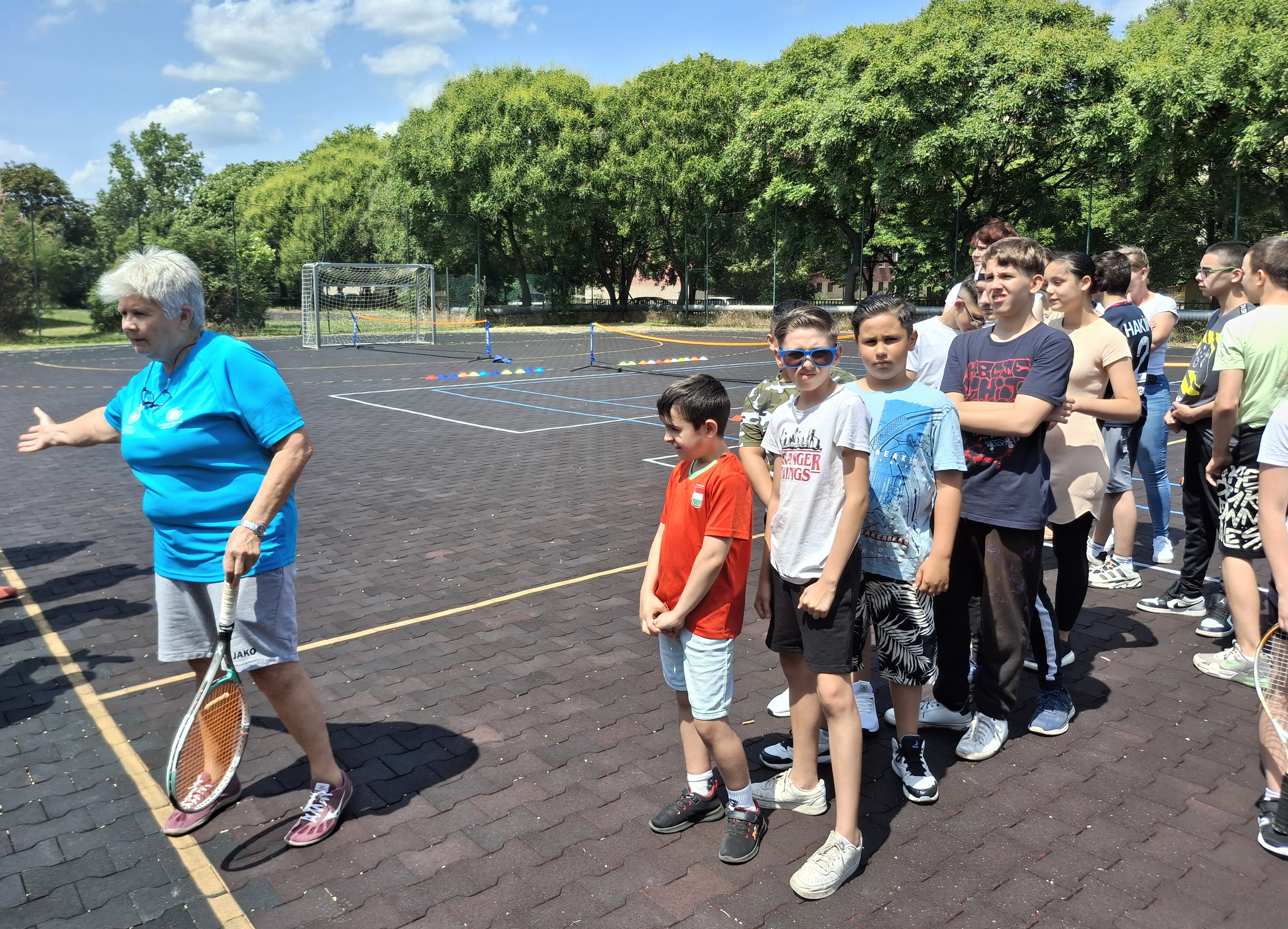 Medvegy Judit (kékben) a játékra váró fiataloknak tart eligazítást