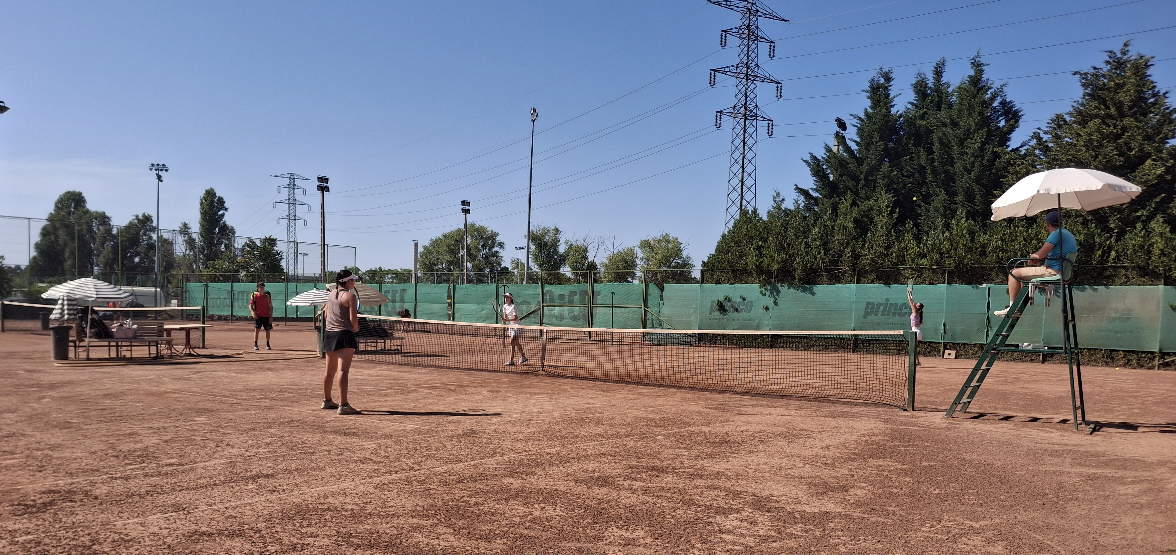 A különösen meleg csütörtöki napon a térfélcseréknél napernyők alatt, sok víz fogyasztásával nyertek új erőre a fiatalok, akik a hőség ellenére nagyszerűen küzdöttek