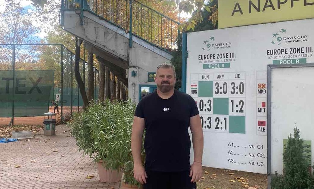 Kiss György mögött a korábbi Davis-kupa emlékét őrző eredményjelzők
