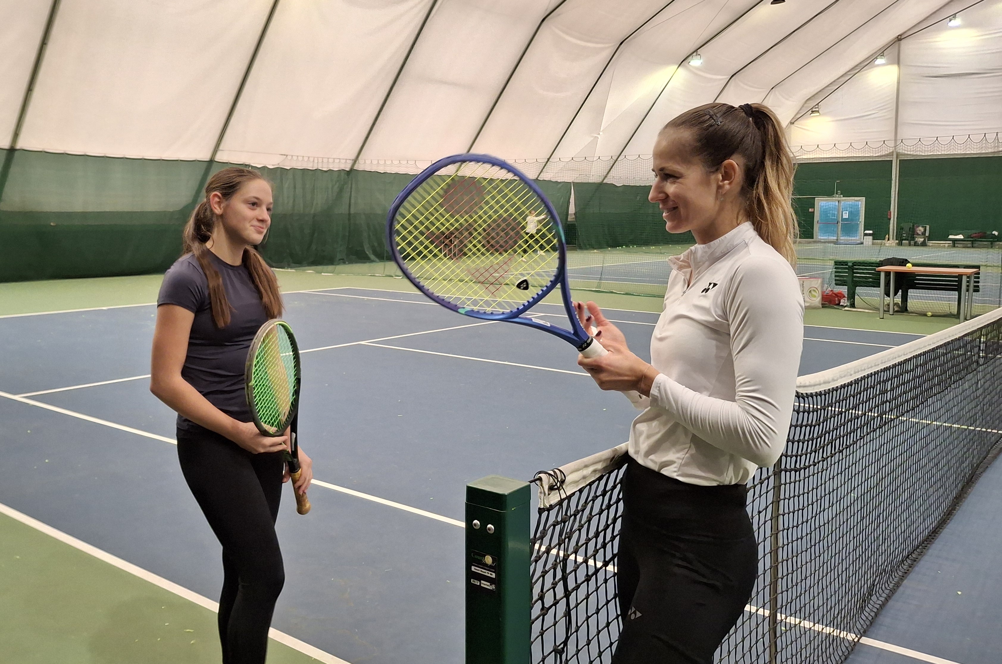 A magyar topjátékos (jobbról) tanácsokat is adott a fiatal teniszezőnek