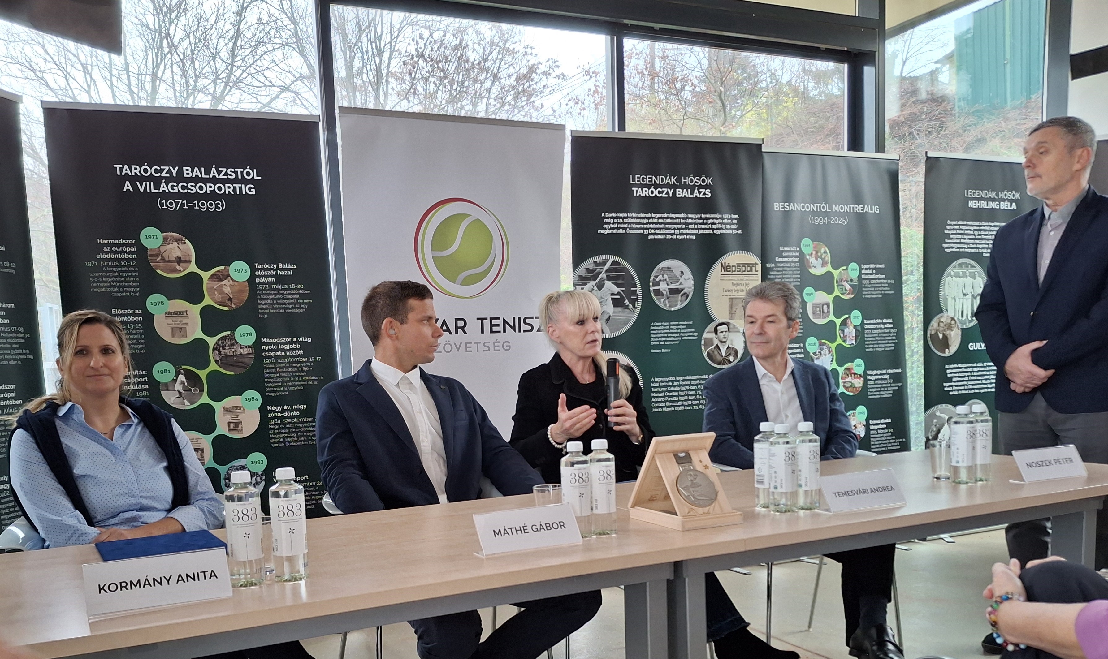 Seres-Kormány Anita, Máthé Gábor, Temesvári Andrea, Noszek Péter és Siklós Erik a szövetségi köszöntésen (balról jobbra)