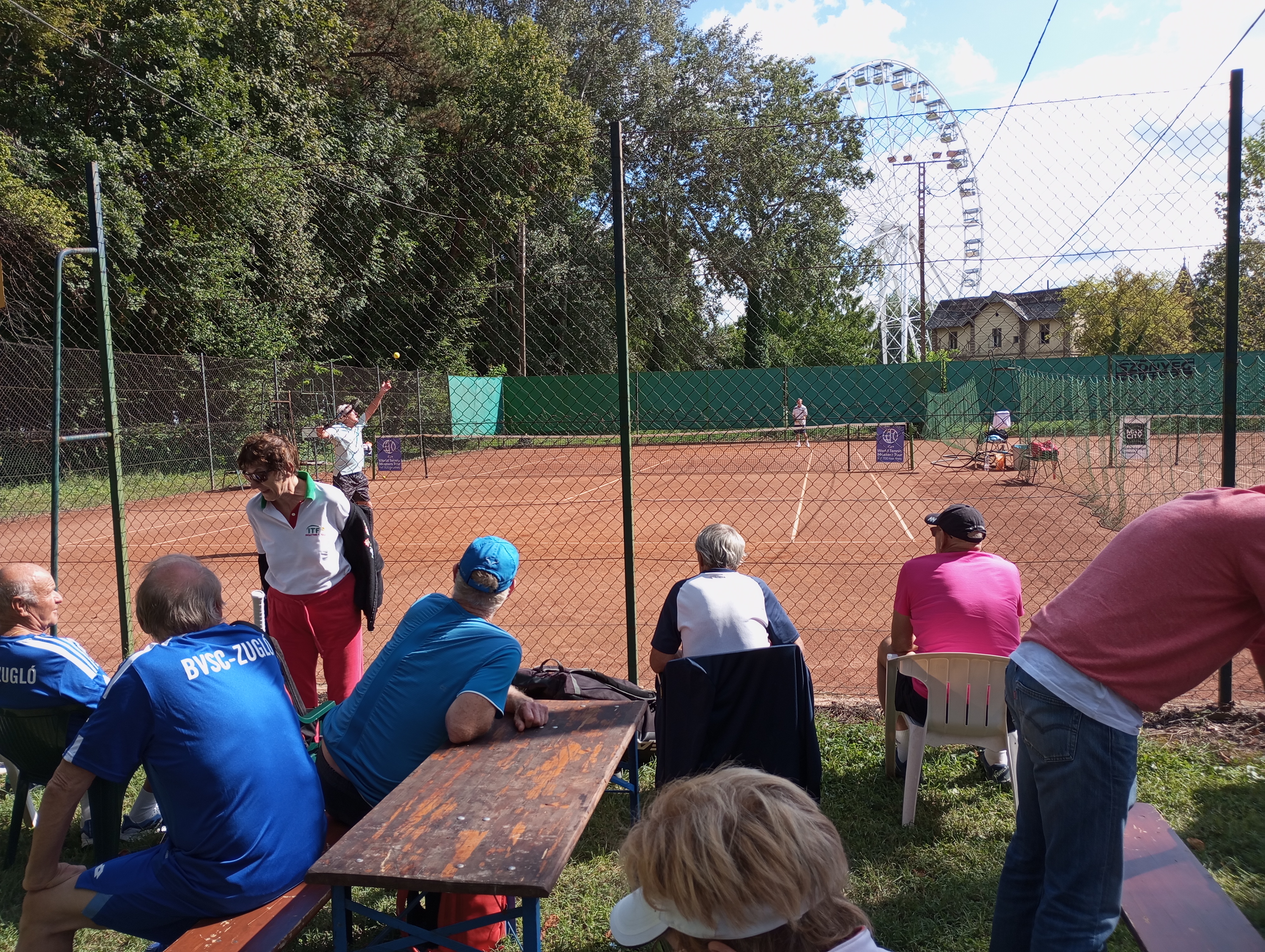 A Helikon Tenisz Club erdei környezetben levő pályái