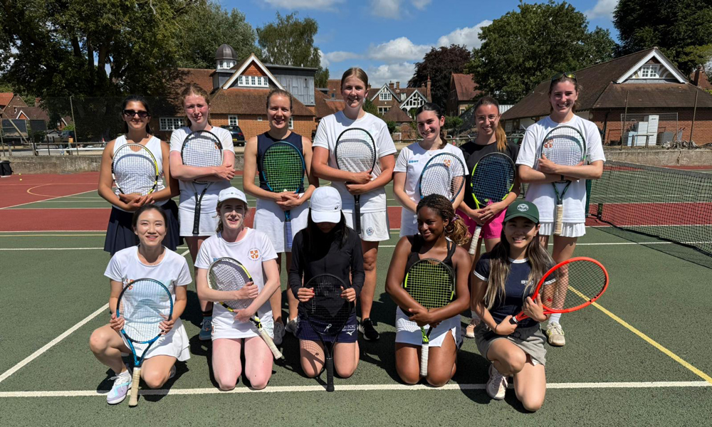 A Cambridge – Oxford tenisztalálkozó csapatai, az álló sorban balról a harmadik, sötét mezben a magyar "légiós"