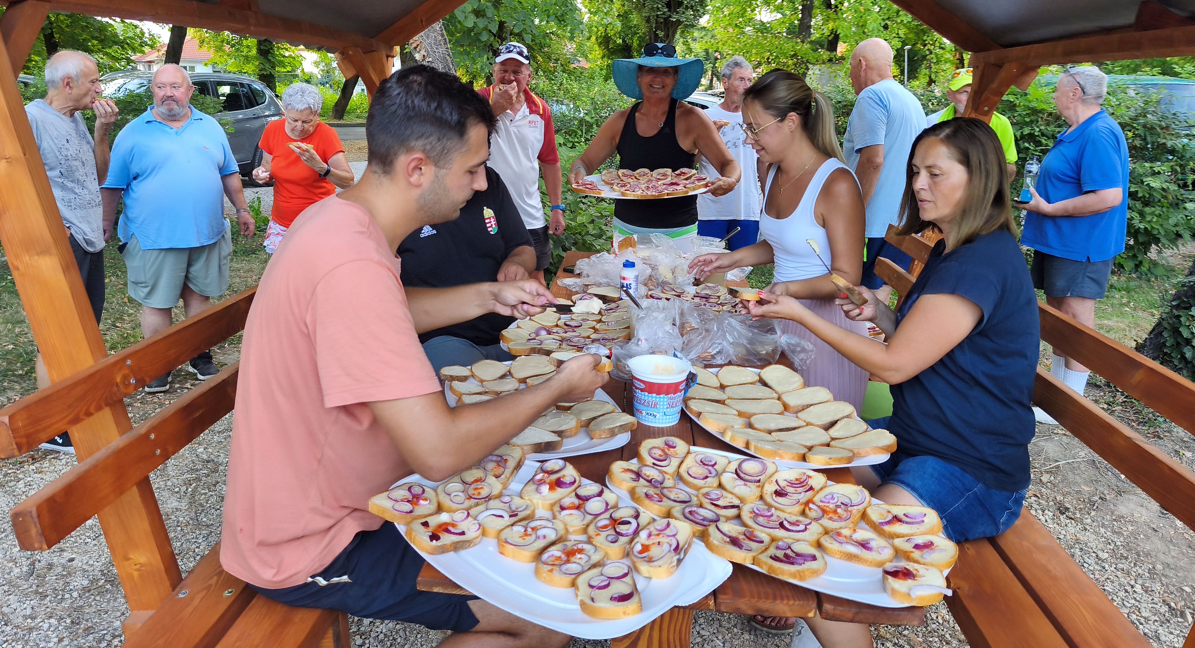 Zsíroskenyér borocskával, a keszthelyi torna esti specialitása