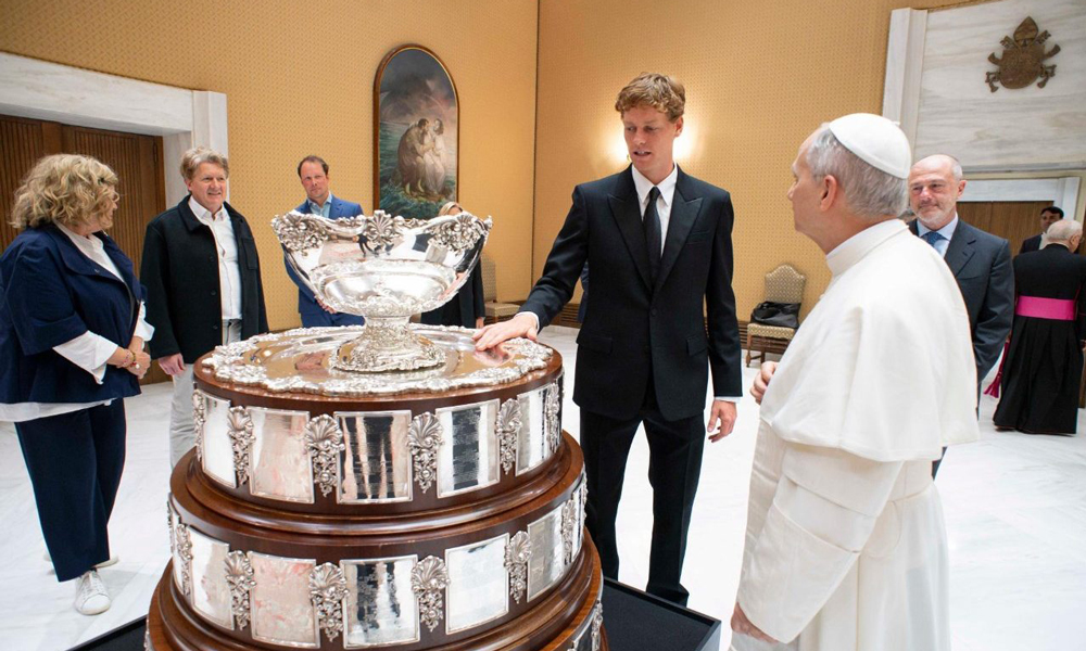 Az olasz kézben levő Davis Kupát is bemutatta Sinner a pápának