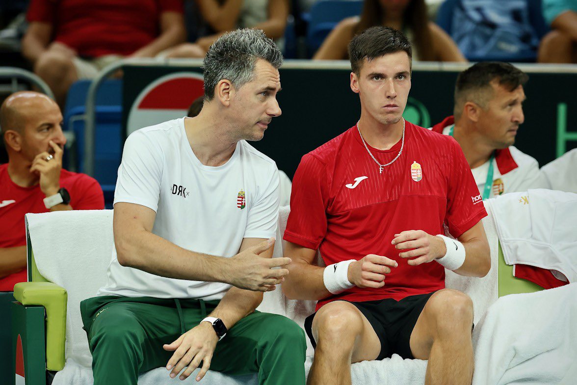 Ezúttal nem segítettek Bardóczky Kornél (balról)  Davis-kupa-kapitány tanácsai Marozsán Fábiánnak