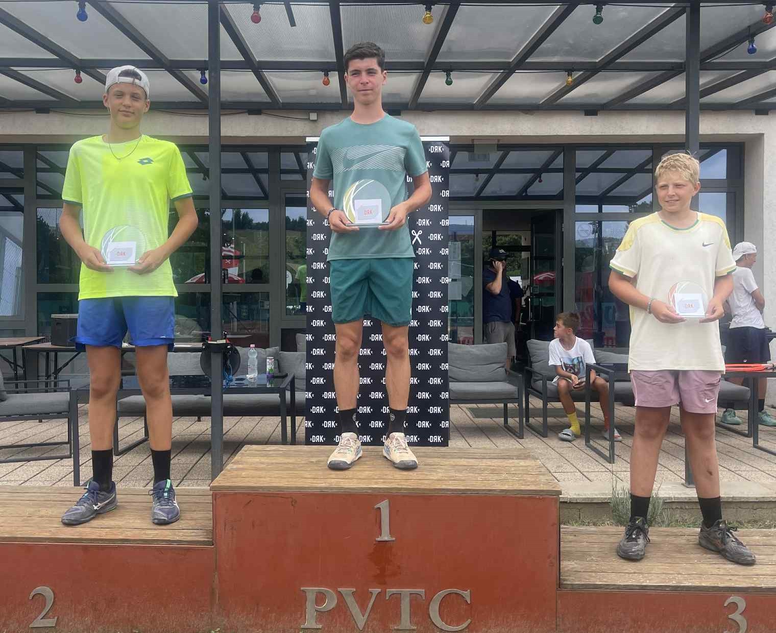 Az F14-es dobogón három TM-es teniszező: Jóny Márk, Fazekas Vencel és Balázs Dávid (balról jobbra)