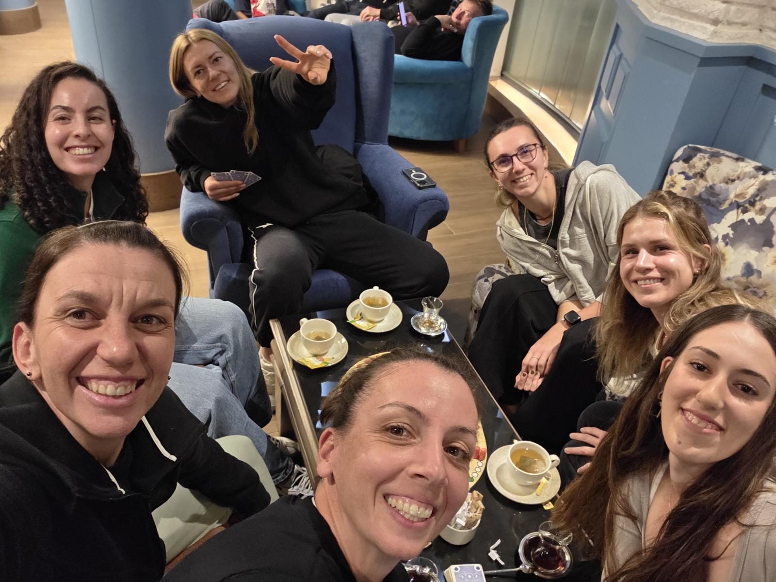 Gálfi Dalma (szemben, középen) a vetélytársakkal két meccs között a WTA Touron