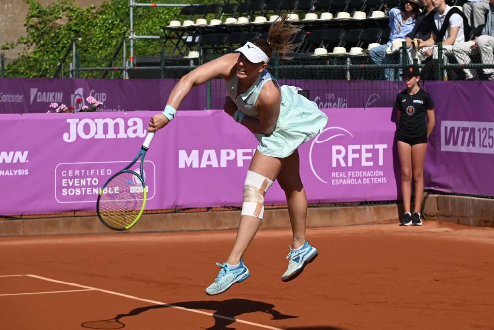 Gálfi Dalma még salakon is erős kötésekkel védi bal térdét