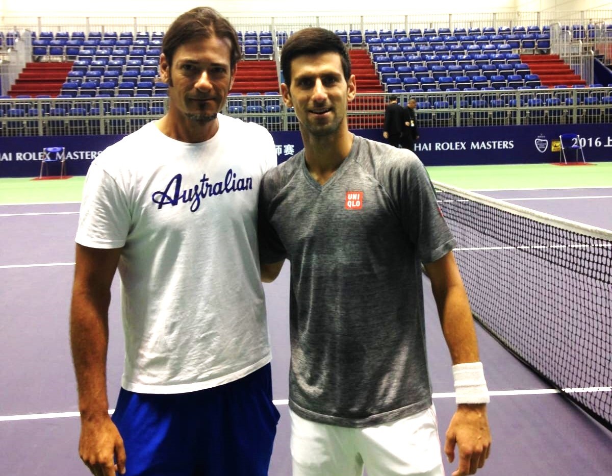 Gonzalo López-Fabero (balról) a fiatal Djokoviccsal egy közös gyakorlást követően