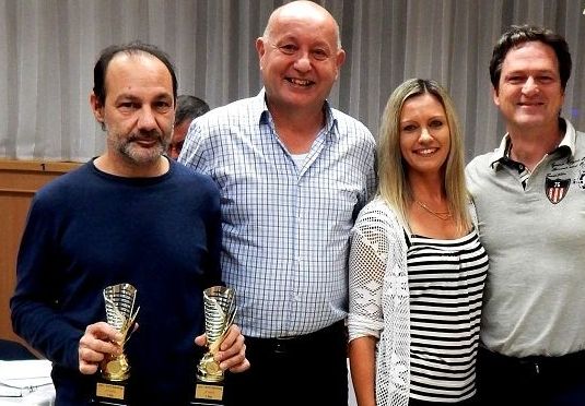 igert andras dr. kovacs attila az a osztalyba feljuto jogasz csapat tagja kozepen gonczi imre egyesuleti elnok es fatalin andrea a d osztaly 4. helyezett tenisz pokersz csapat tagja