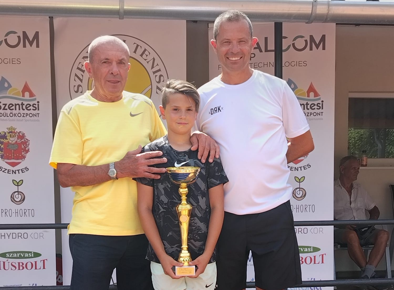 Nagypapa, unoka és fiú. A Rekedt-Nagy család három generációja a legfiatalabb egyik győzelmét ünnepli.