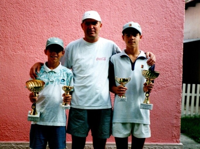 Az édesapának (középen) nagy szerepe volt abban, hogy István és Tibor korosztályos válogatott játékos lett