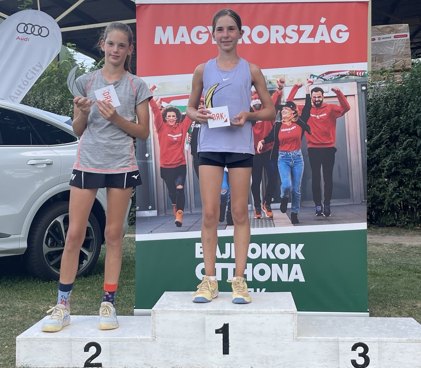 Mátyás Villő (balról) és Lehoczky Liliána az L12-es dobogón