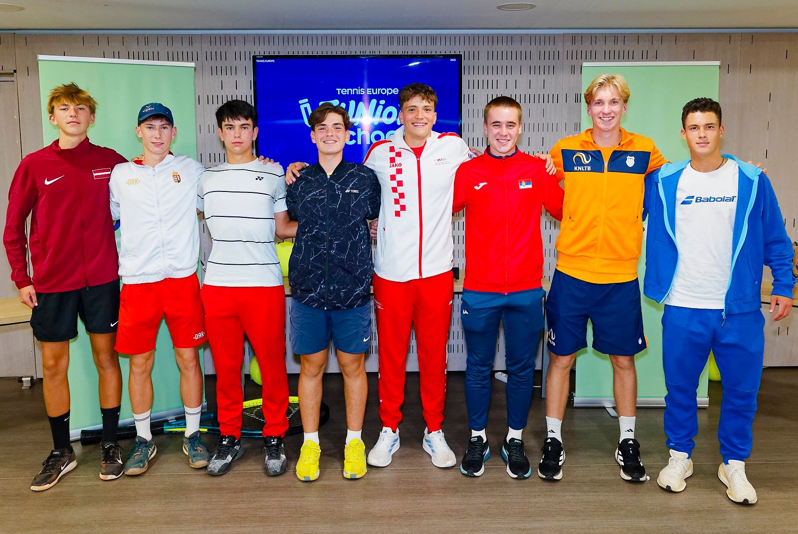 Mokán István Damján (balról a második) az U16-os mesterverseny nyolc résztvevőjének társaságában