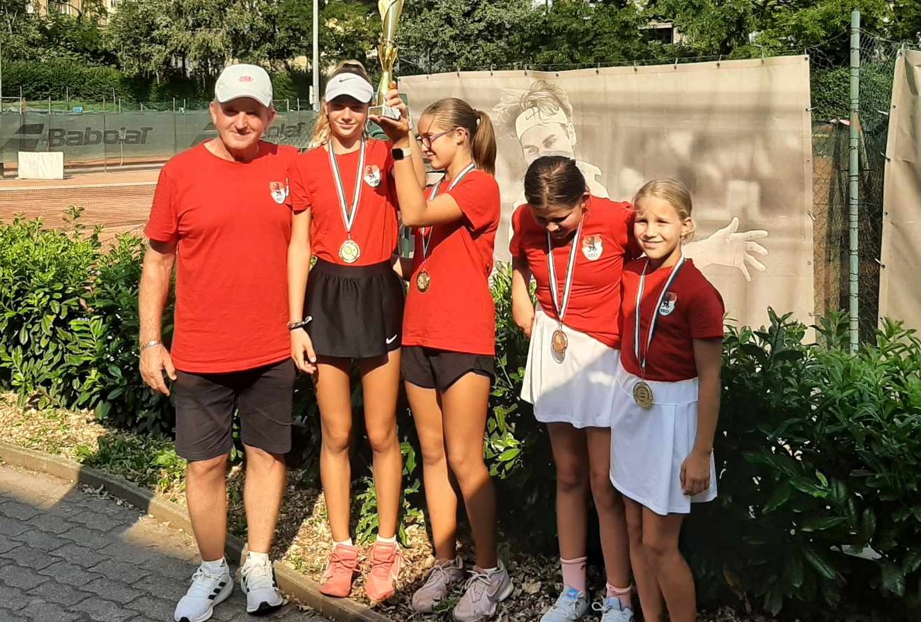 Simara János (balról) vezetésével már U12-ben is bajnokok voltak a honvédos lányok